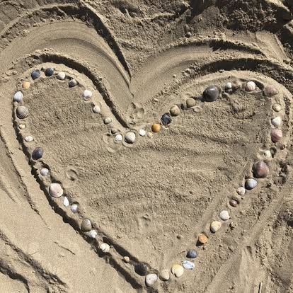 sand-herz mit muscheln